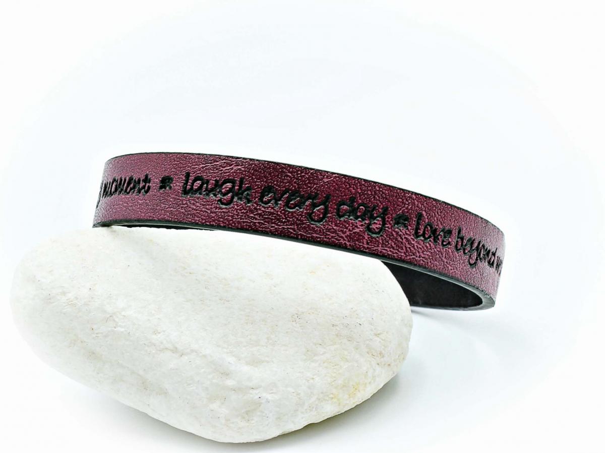 Bracelet -Laugh Every Day, Love Beyond Words, Live Every Momenta