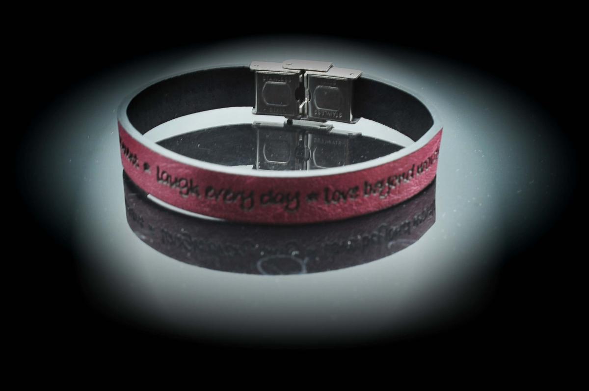 Bracelet -Laugh Every Day, Love Beyond Words, Live Every Momenta